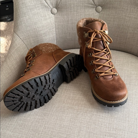 Women’s Brown Lace-Up Hiking Boots - Picture 4 of 4